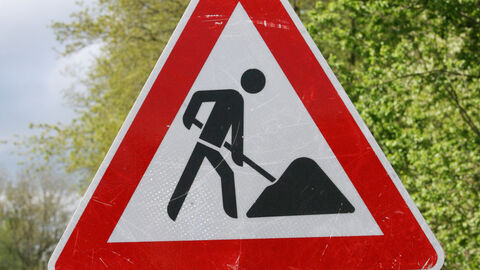 Schild mit Bauarbeiter